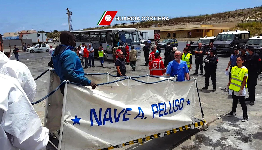 Migranti, il medico di Lampedusa: “Il mio popolo merita il Nobel per la Pace”