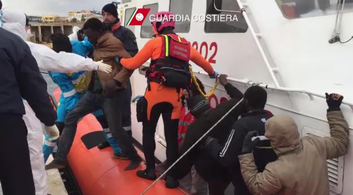 Galleria foto 'Migranti, il medico di Lampedusa: “Il mio popolo merita il Nobel per la Pace”' - foto 4