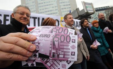M5S e le banconote con il volto di Maroni – Le Foto