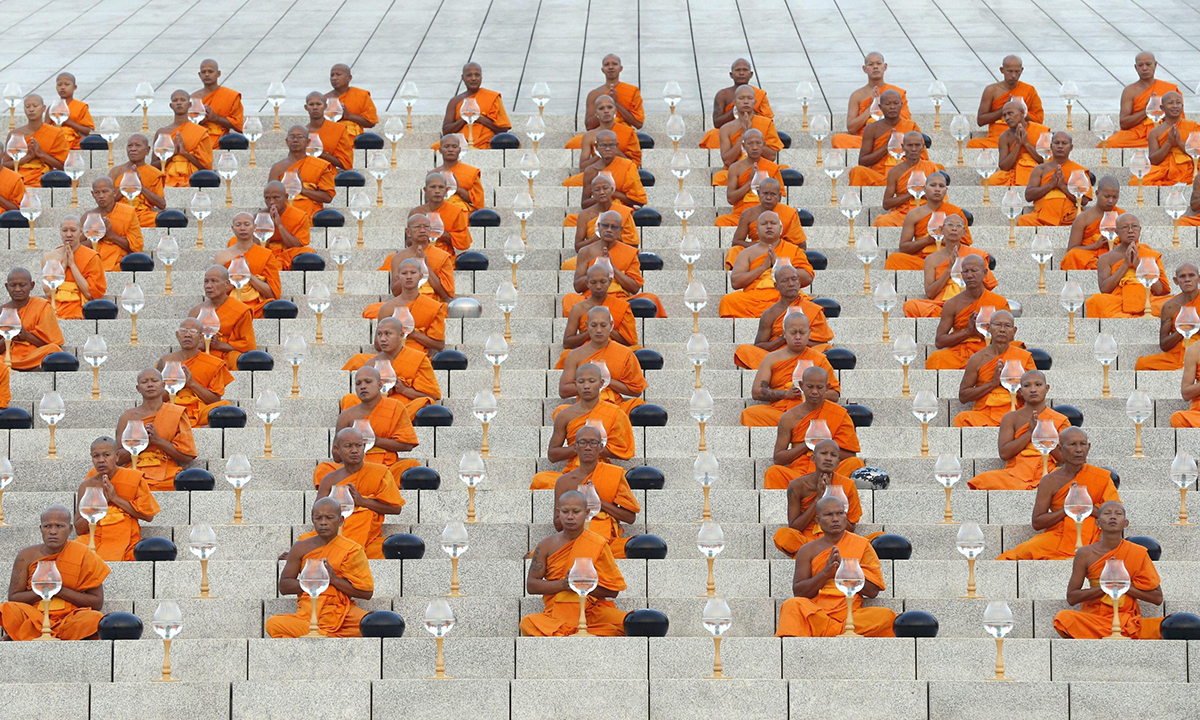 Thailandia, i monaci buddhisti celebrano Magha Puja Thailandia, i monaci buddhisti celebrano Magha Puja
