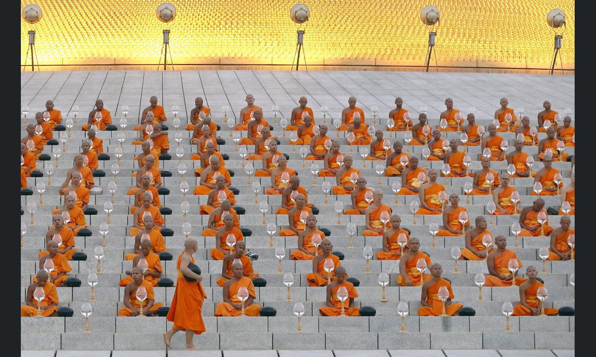 Thailandia, i monaci buddhisti celebrano Magha Puja Thailandia, i monaci buddhisti celebrano Magha Puja