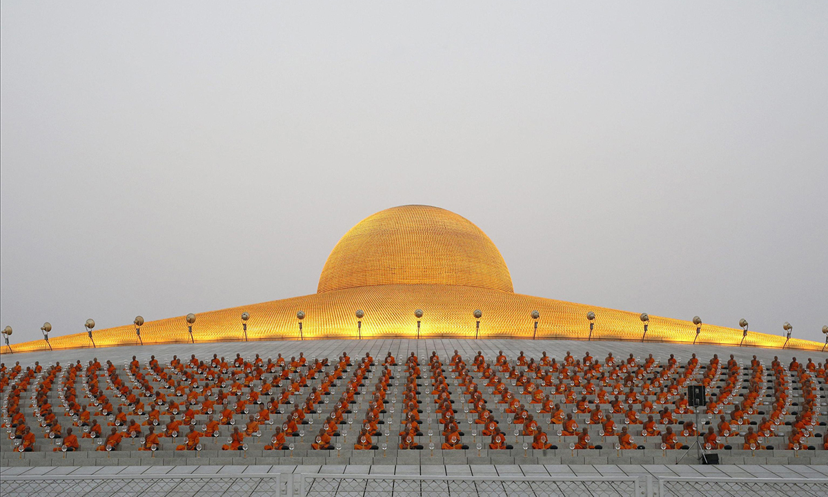 Thailandia, i monaci buddhisti celebrano Magha Puja Thailandia, i monaci buddhisti celebrano Magha Puja
