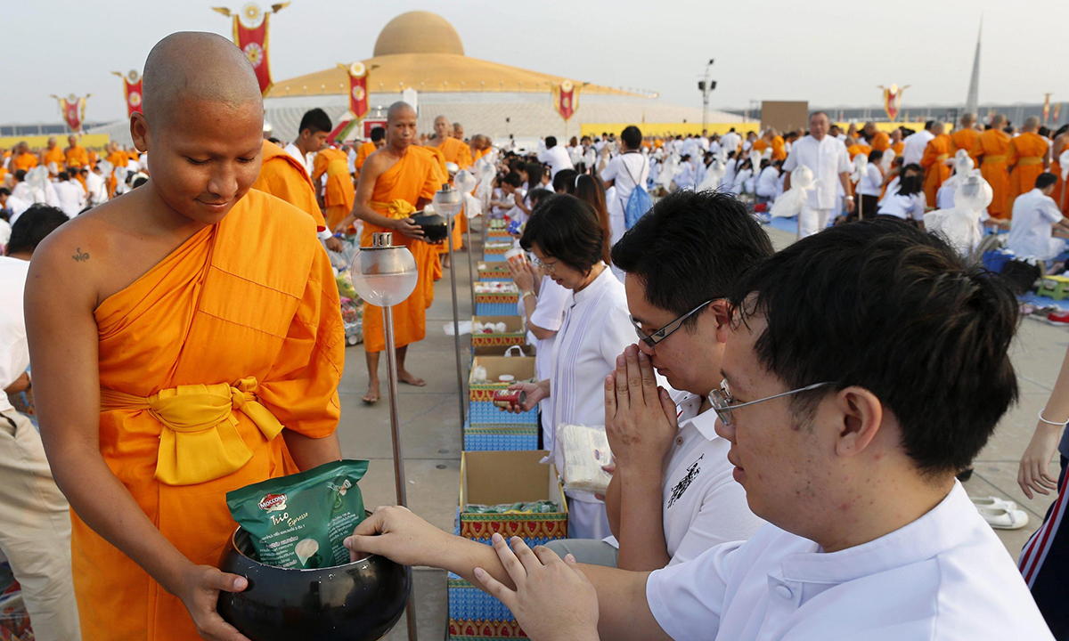 Thailandia, i monaci buddhisti celebrano Magha Puja Thailandia, i monaci buddhisti celebrano Magha Puja