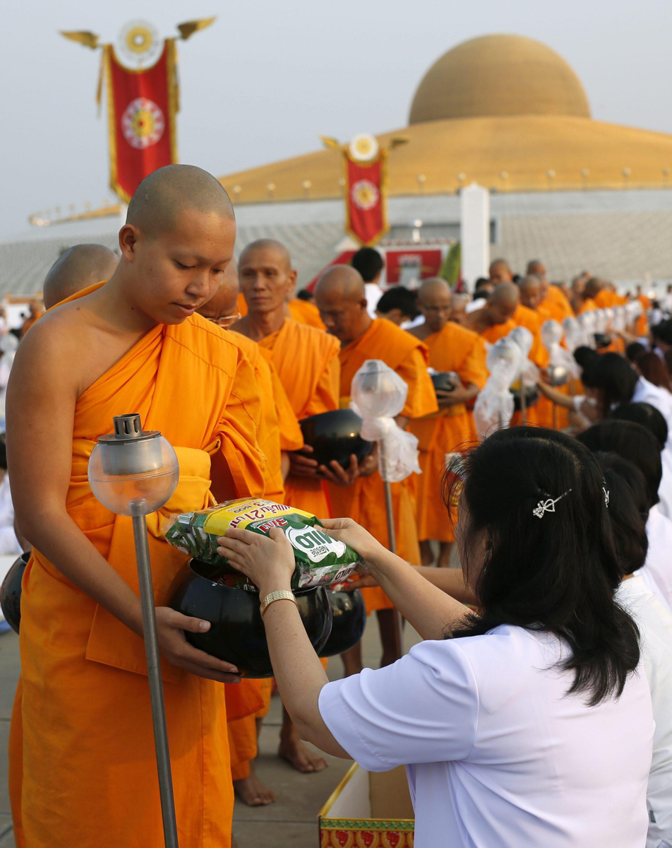 Thailandia, i monaci buddhisti celebrano Magha Puja Thailandia, i monaci buddhisti celebrano Magha Puja