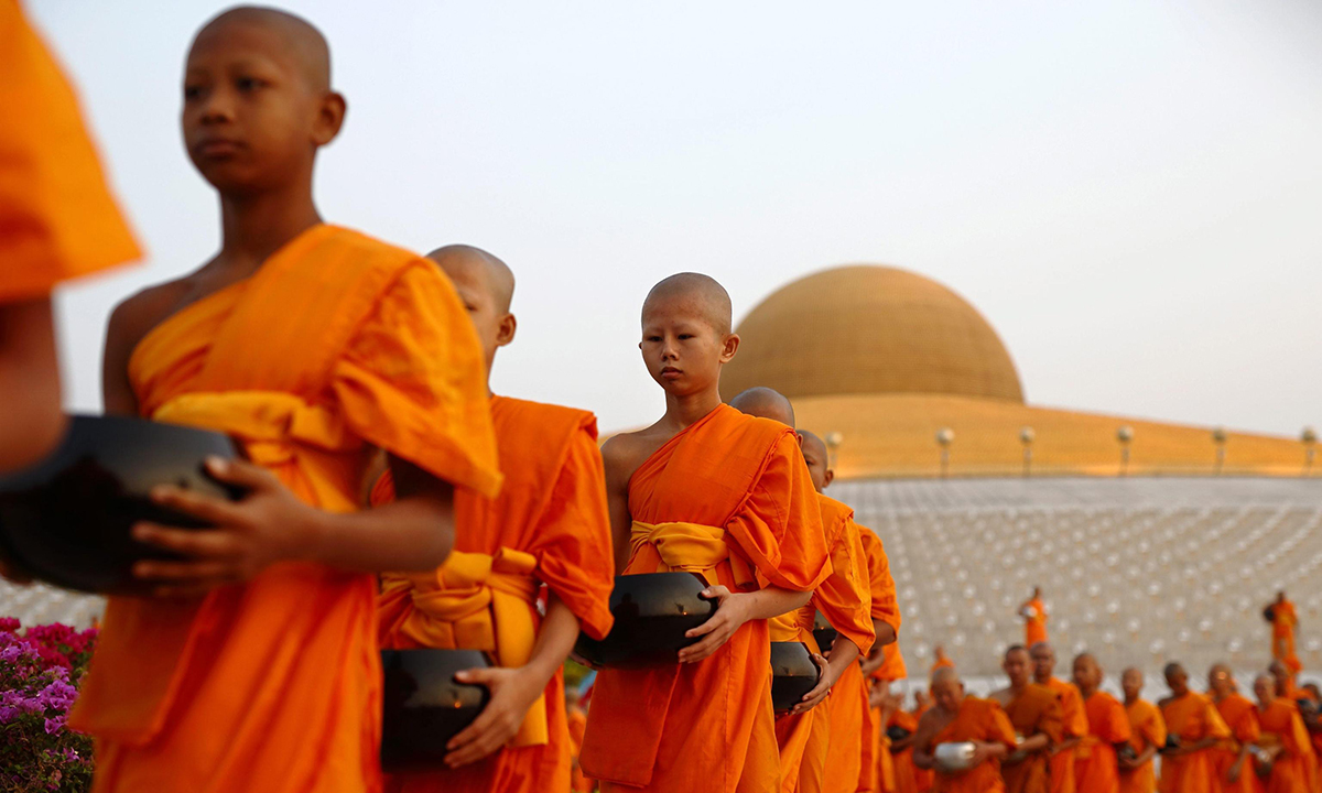 Thailandia, i monaci buddhisti celebrano Magha Puja Thailandia, i monaci buddhisti celebrano Magha Puja