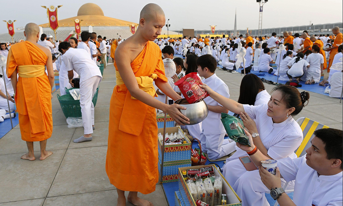 Thailandia, i monaci buddhisti celebrano Magha Puja Thailandia, i monaci buddhisti celebrano Magha Puja
