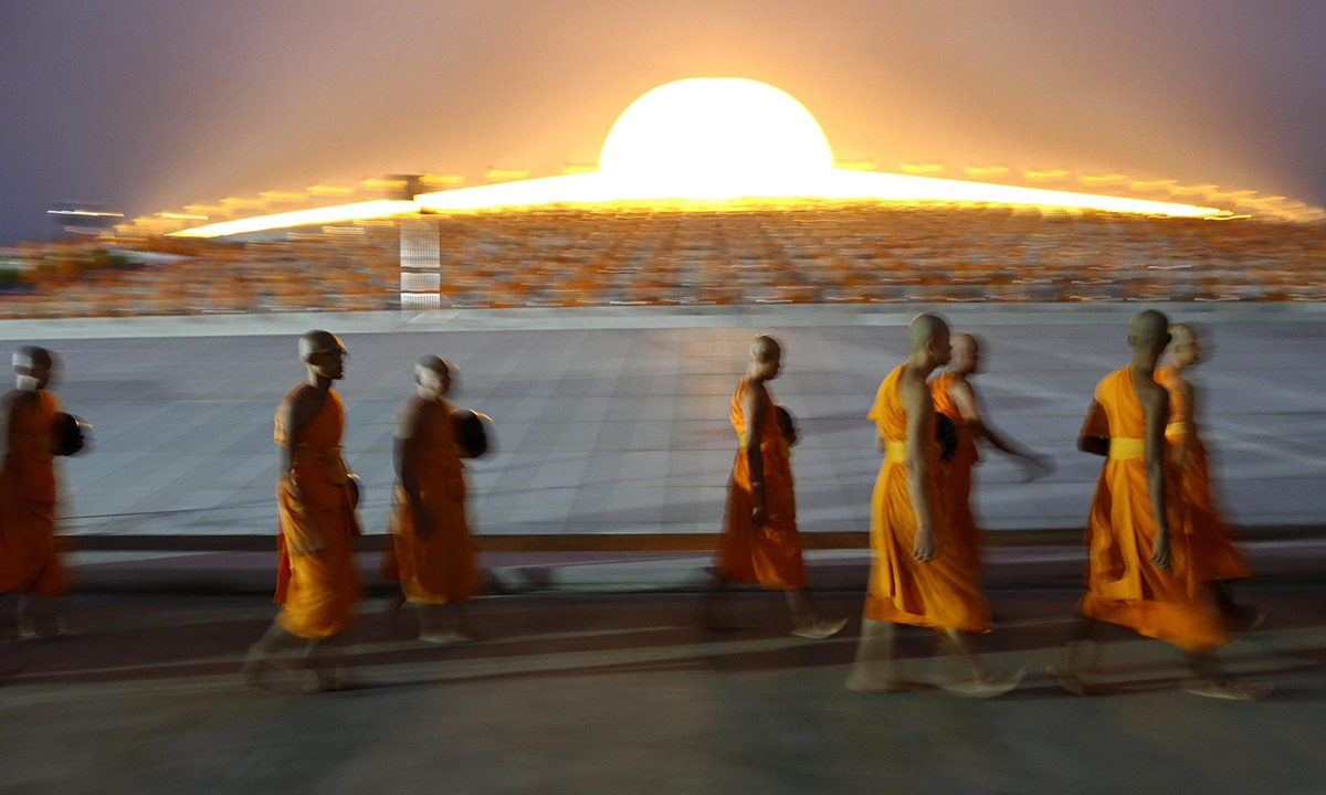 Thailandia, i monaci buddhisti celebrano Magha Puja Thailandia, i monaci buddhisti celebrano Magha Puja