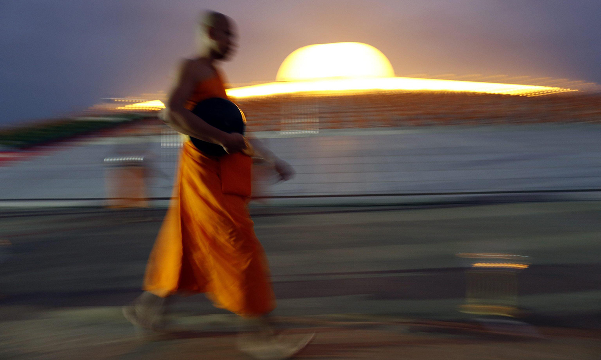 Thailandia, i monaci buddhisti celebrano Magha Puja Thailandia, i monaci buddhisti celebrano Magha Puja