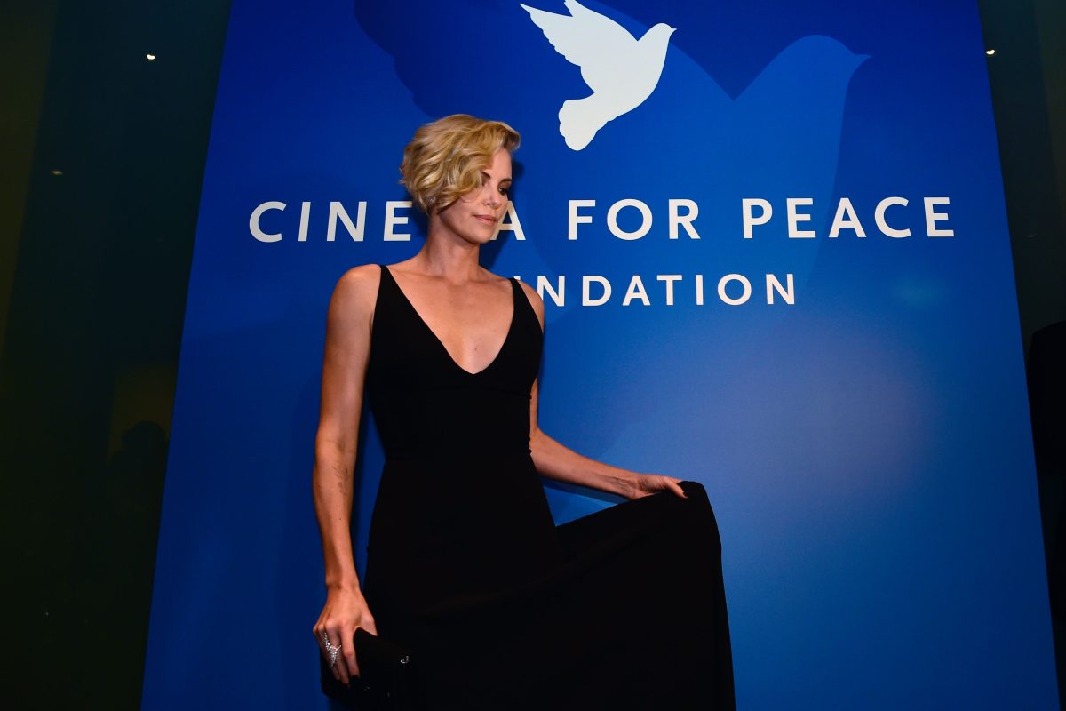 Galleria foto 'Charlize Theron al centro delle polemiche per la coperta dei migranti' - foto 2