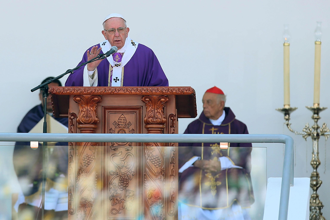Papa Francesco: “Chi alza muri contro gli immigrati non è cristiano” Papa Francesco: “Chi alza muri contro gli immigrati non è cristiano”
