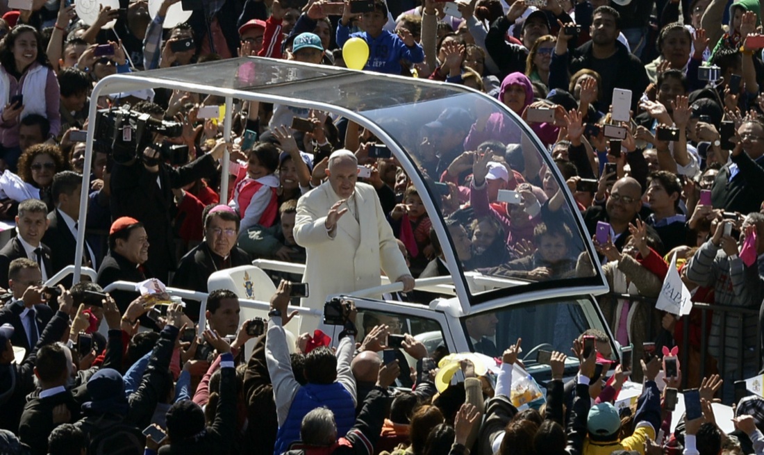 Papa Francesco: “Chi alza muri contro gli immigrati non è cristiano” Papa Francesco: “Chi alza muri contro gli immigrati non è cristiano”