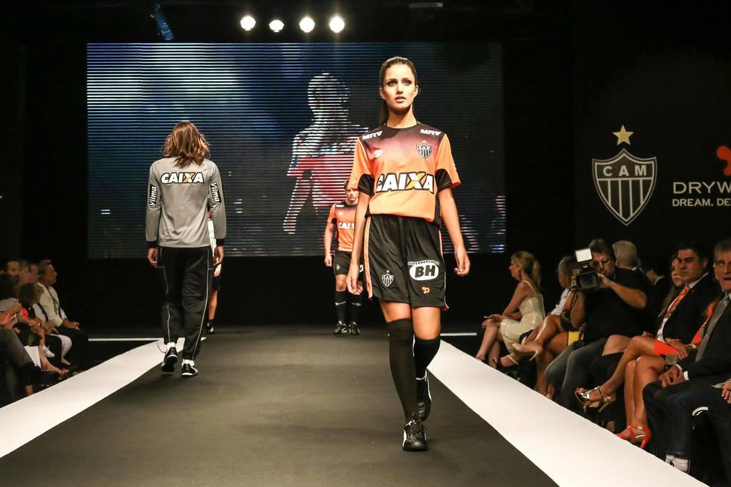 L’Atletico Mineiro presenta le nuove maglie con una sfilata di modelle L’Atletico Mineiro presenta le nuove maglie con una sfilata di modelle