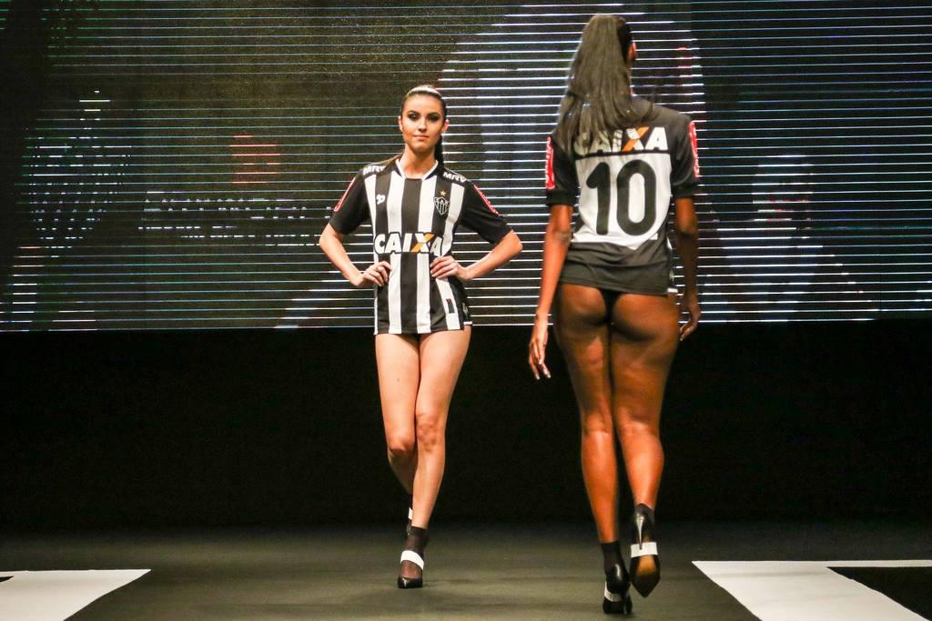 L’Atletico Mineiro presenta le nuove maglie con una sfilata di modelle L’Atletico Mineiro presenta le nuove maglie con una sfilata di modelle
