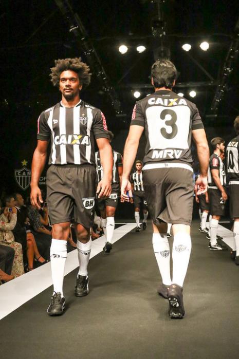 L’Atletico Mineiro presenta le nuove maglie con una sfilata di modelle L’Atletico Mineiro presenta le nuove maglie con una sfilata di modelle