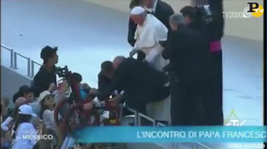 Papa Francesco e l’abbraccio con il disabile in carrozzina