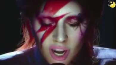 Spettacolare tributo di Lady Gaga a David Bowie