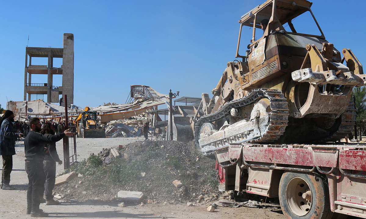 Siria, bombe su scuole e ospedali: inferno per i civili, altro che tregua – Foto, video