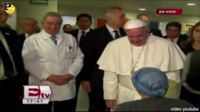 Malata di cancro canta. Papa Francesco commosso