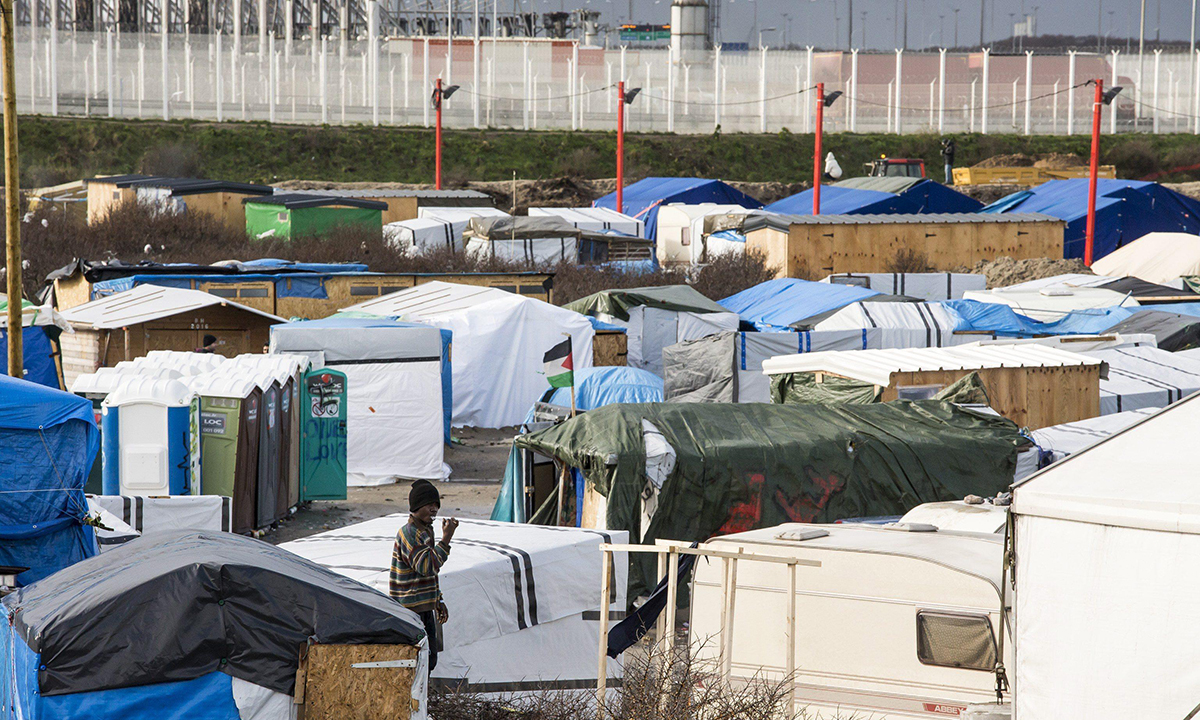 Calais, vita nella “Giungla” dei migranti – Foto Calais, vita nella “Giungla” dei migranti – Foto
