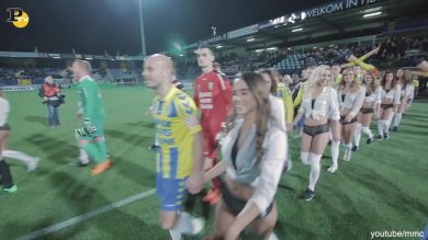 Modelle in lingerie in campo con i calciatori