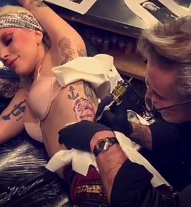Lady Gaga si fa tatuare il volto di David Bowie Lady Gaga si fa tatuare il volto di David Bowie
