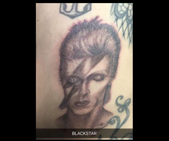 Lady Gaga si fa tatuare il volto di David Bowie Lady Gaga si fa tatuare il volto di David Bowie
