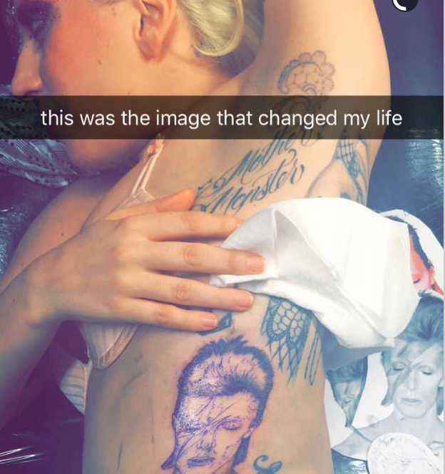 Lady Gaga si fa tatuare il volto di David Bowie Lady Gaga si fa tatuare il volto di David Bowie