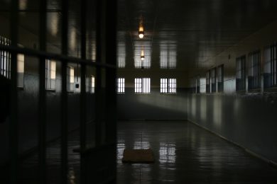 Carceri: la “rivolta” dei detenuti, la solitudine degli agenti