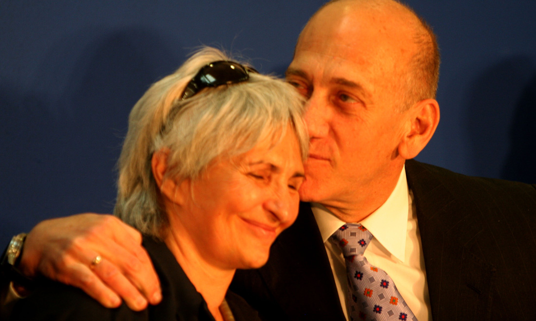 Ehud Olmert: si aprono le porte del carcere Ehud Olmert: si aprono le porte del carcere