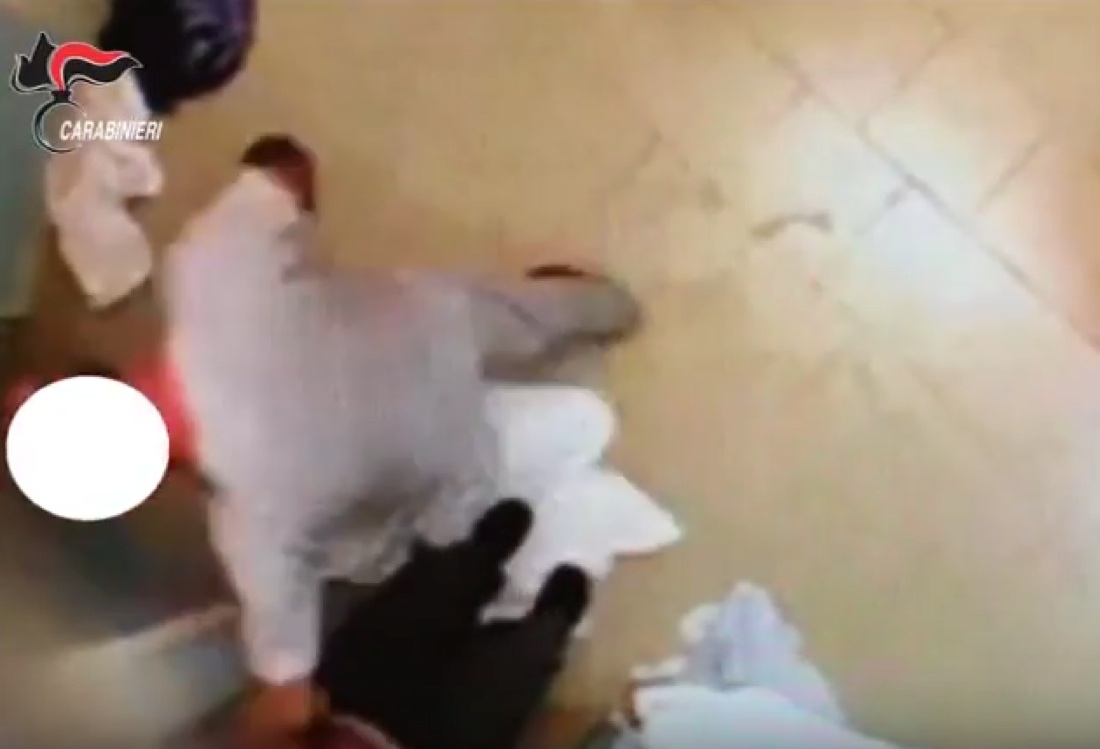 Botte e maltrattamenti ai disabili rivelate dalle telecamere – Foto Botte e maltrattamenti ai disabili rivelate dalle telecamere – Foto