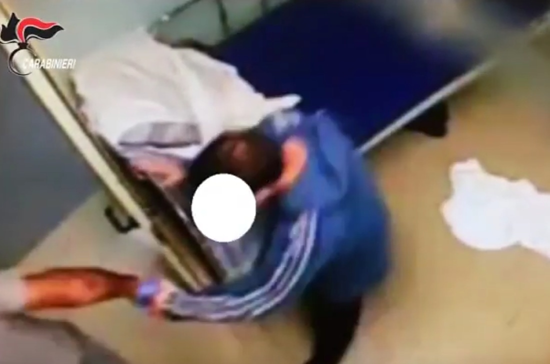 Botte e maltrattamenti ai disabili rivelate dalle telecamere – Foto Botte e maltrattamenti ai disabili rivelate dalle telecamere – Foto