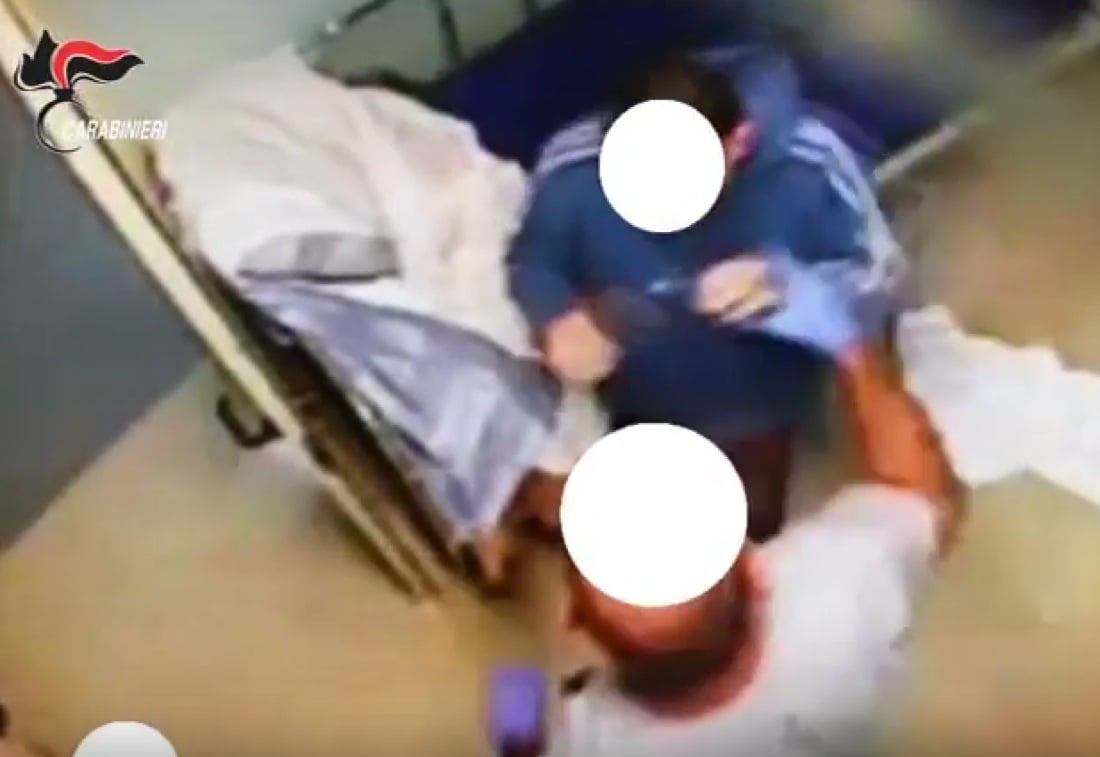 Botte e maltrattamenti ai disabili rivelate dalle telecamere – Foto Botte e maltrattamenti ai disabili rivelate dalle telecamere – Foto