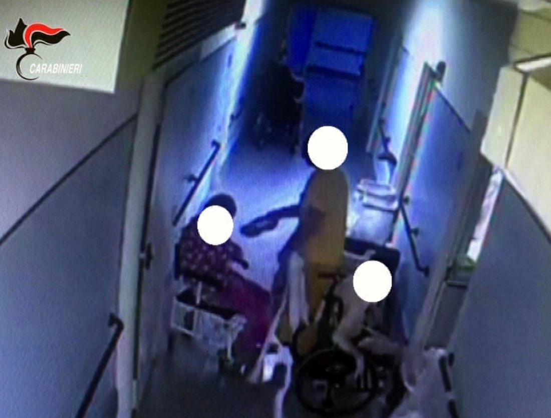 Botte e maltrattamenti ai disabili rivelate dalle telecamere – Foto Botte e maltrattamenti ai disabili rivelate dalle telecamere – Foto
