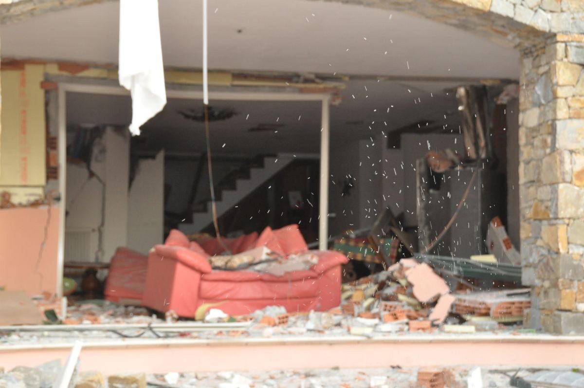 Galleria foto 'Si tinge di mistero l’esplosione nella villa di Gabriel Garko' - foto 3