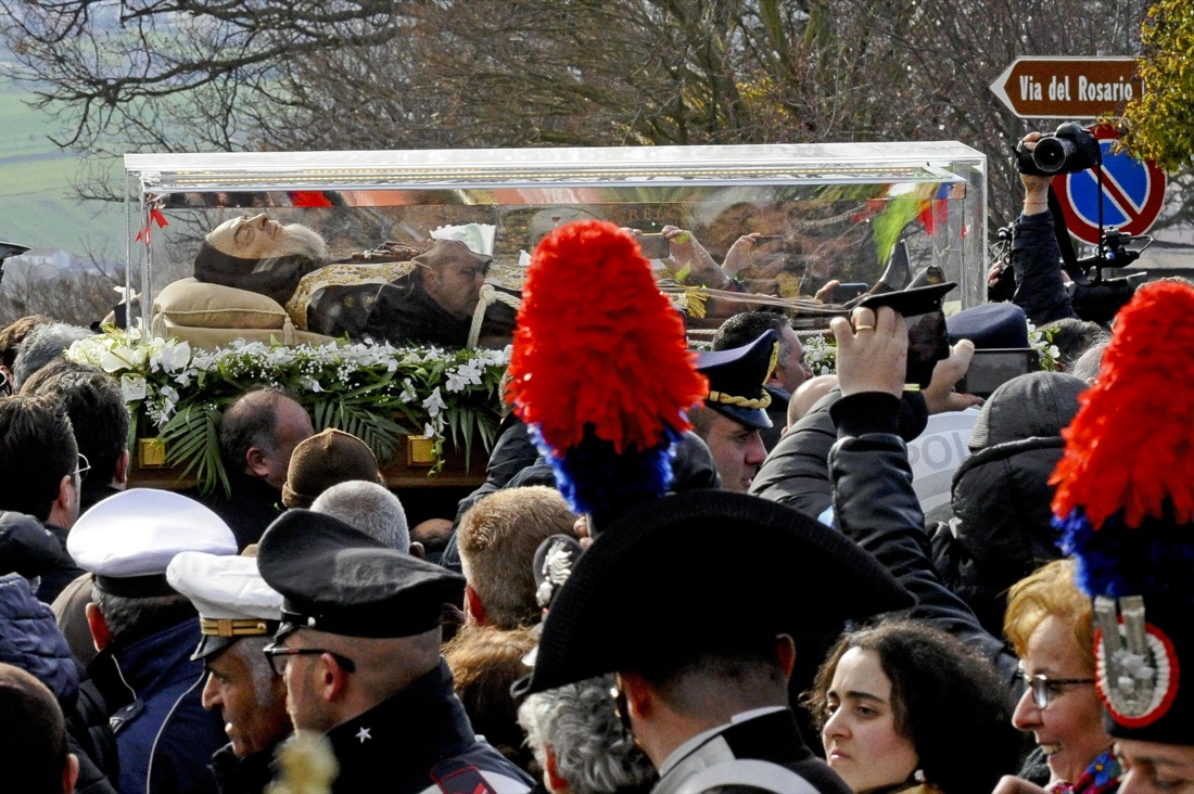 Galleria foto 'Padre Pio: le spoglie del Santo giunte a Pietrelcina – foto' - foto 4