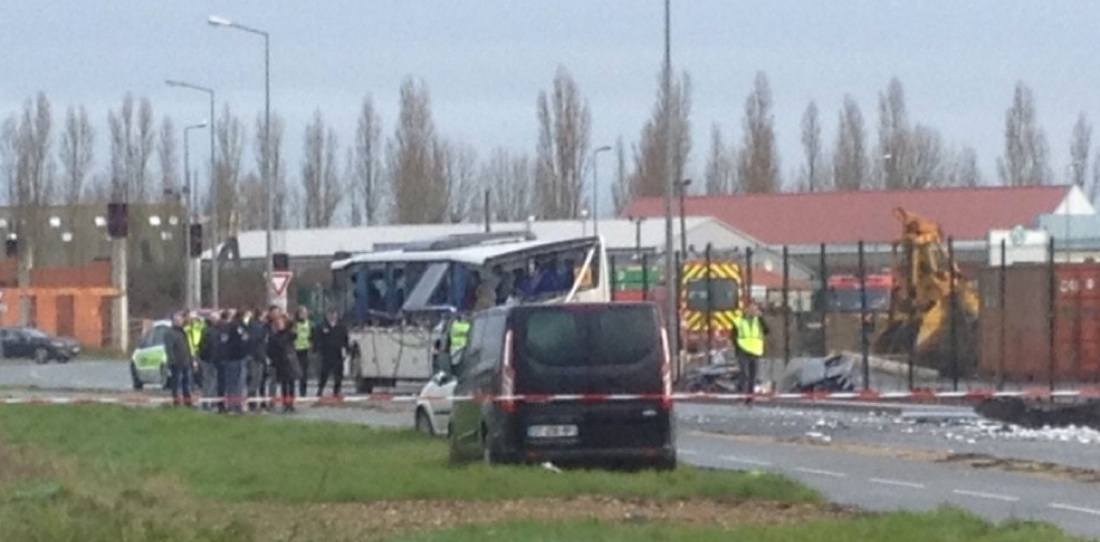 Francia, scontro tra pulmino scolastico e camion, 6 morti