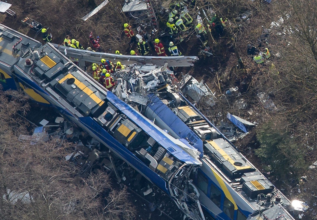 Germania: 10 morti, 1 disperso e 81 feriti gravi nello scontro tra due treni