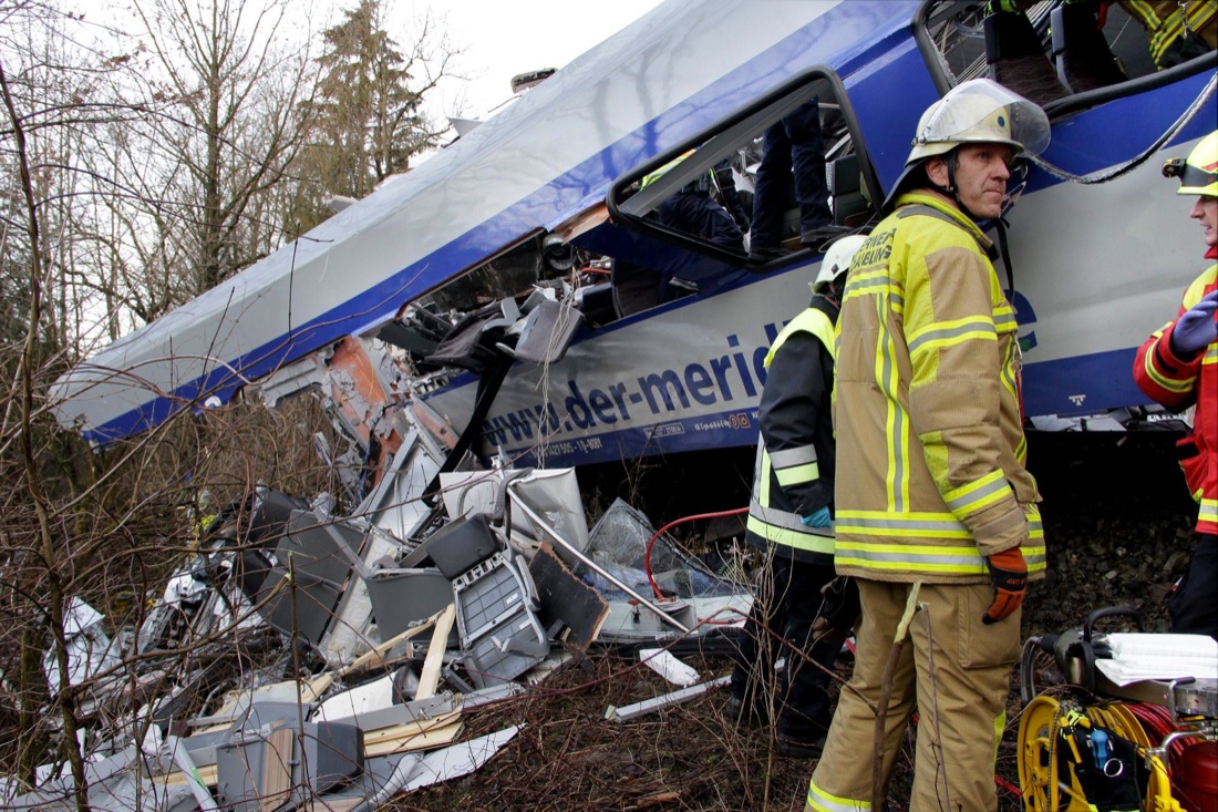 Germania: 10 morti, 1 disperso e 81 feriti gravi nello scontro tra due treni