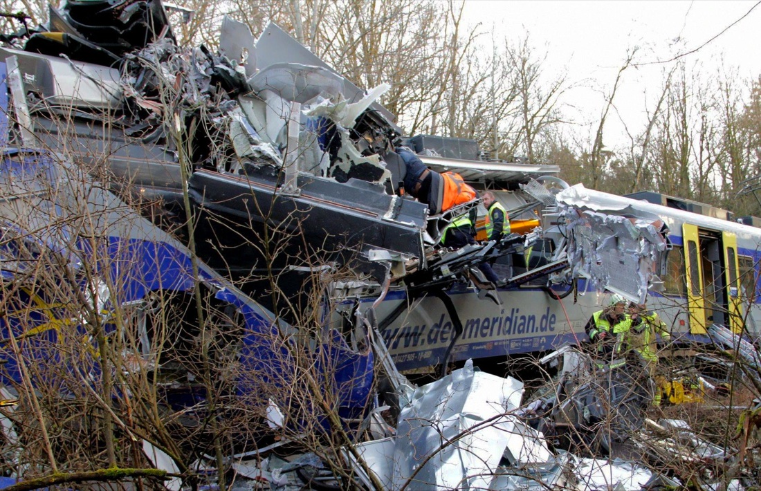 Germania: 10 morti, 1 disperso e 81 feriti gravi nello scontro tra due treni
