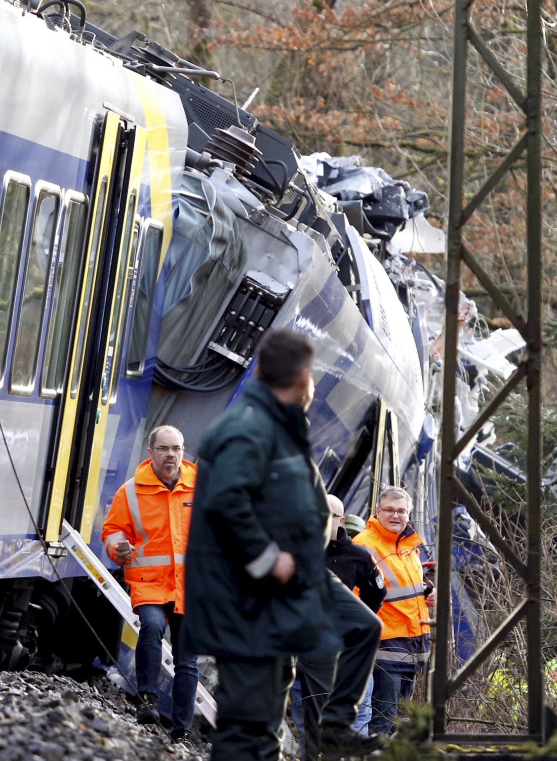 Germania: 10 morti, 1 disperso e 81 feriti gravi nello scontro tra due treni