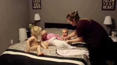 La super mamma mette a letto 4 neonati