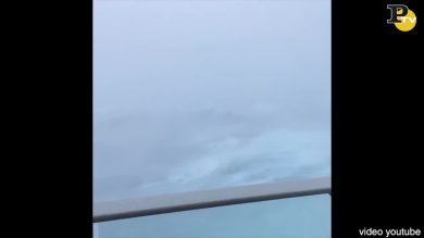 La mareggiata sulla nave da crociera – video