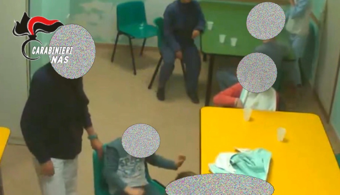 Il “lager” di Grottaferrata: bambini disabili picchiati e segregati – Foto e video
