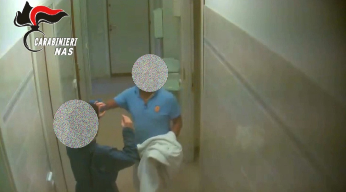 Il “lager” di Grottaferrata: bambini disabili picchiati e segregati – Foto e video