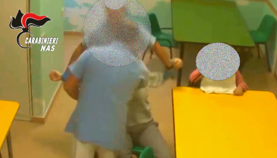 Il “lager” di Grottaferrata: bambini disabili picchiati e segregati – Foto e video