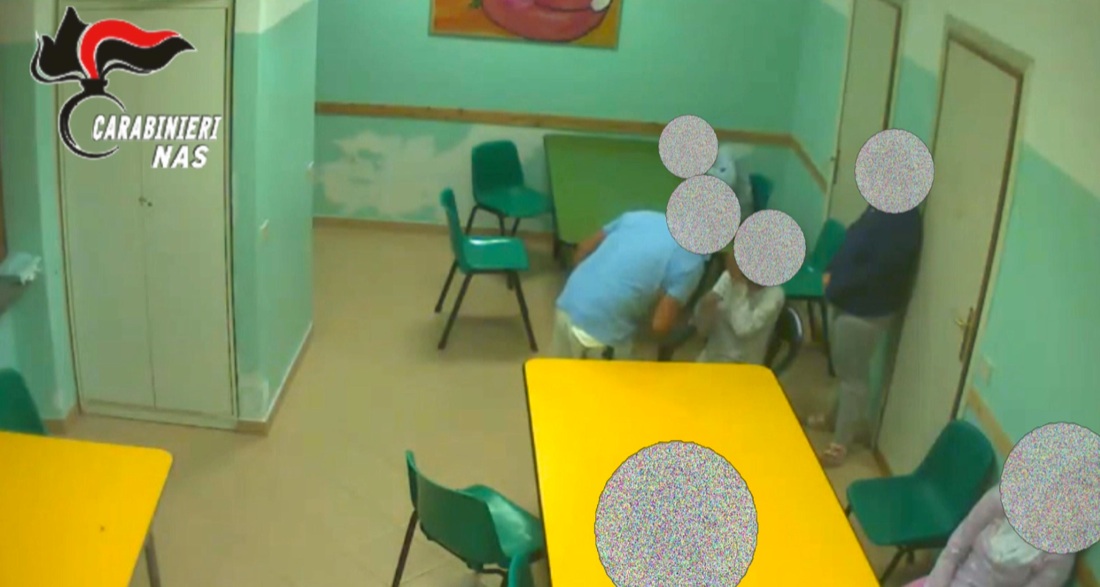 Il “lager” di Grottaferrata: bambini disabili picchiati e segregati – Foto e video