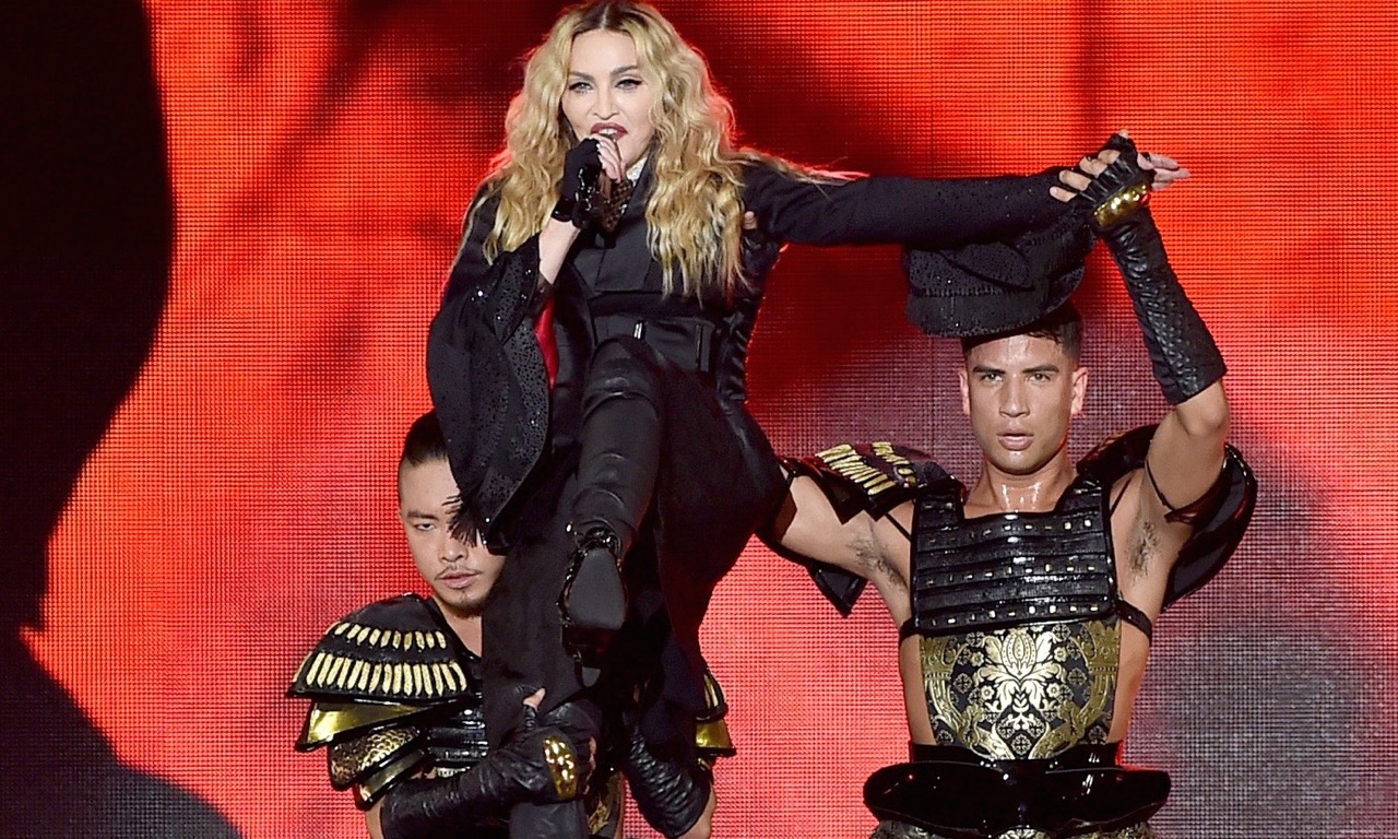 Madonna confonde se stessa per Paola Barale (e lei risponde così) Madonna confonde se stessa per Paola Barale (e lei risponde così)