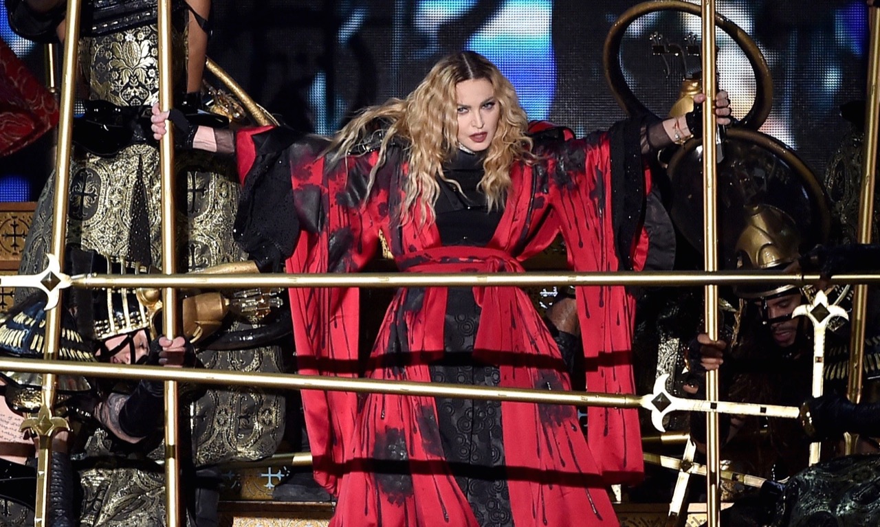 Madonna confonde se stessa per Paola Barale (e lei risponde così) Madonna confonde se stessa per Paola Barale (e lei risponde così)