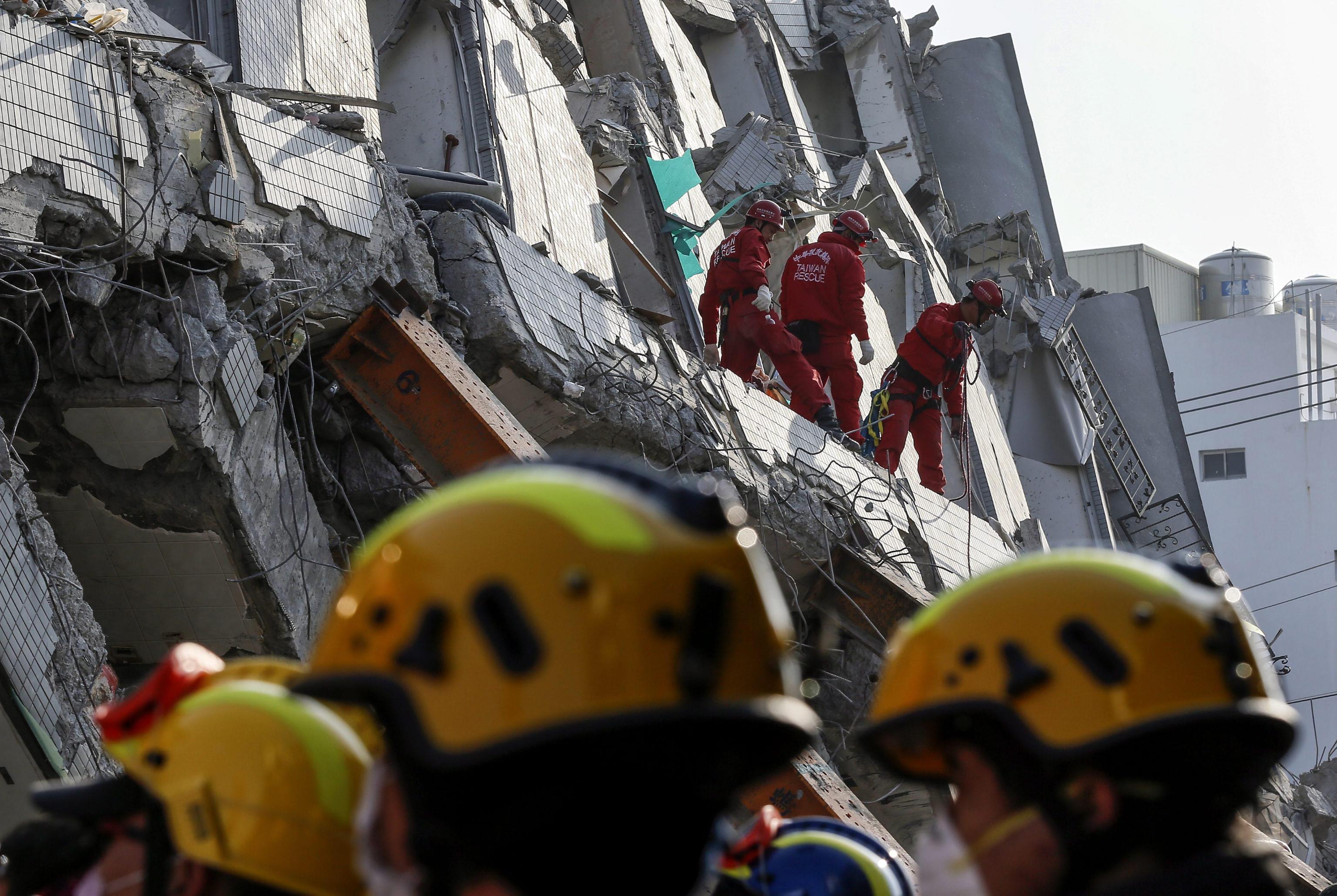 Terremoto a Taiwan: 37 morti e oltre 600 tra feriti e dispersi Terremoto a Taiwan: 37 morti e oltre 600 tra feriti e dispersi
