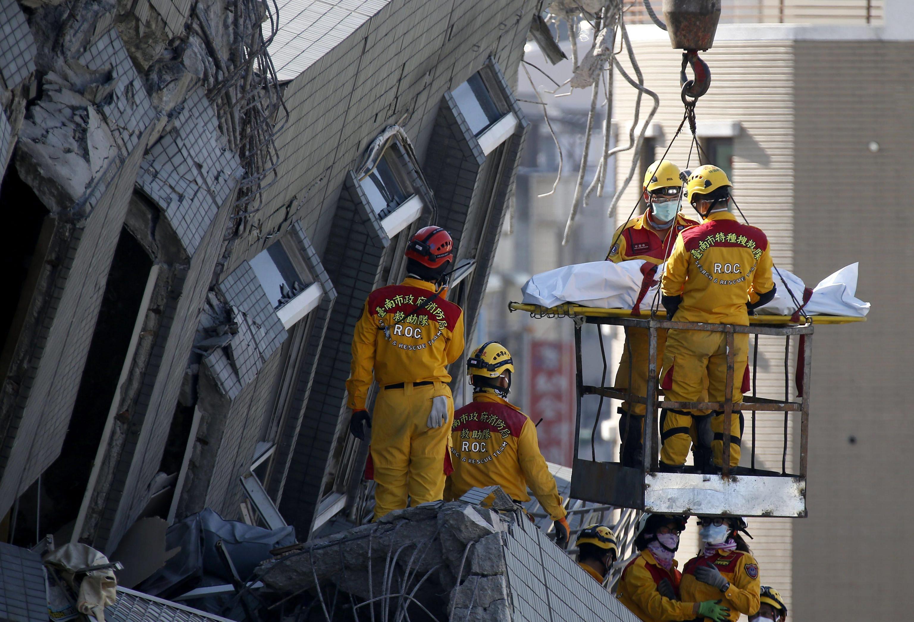 Terremoto a Taiwan: 37 morti e oltre 600 tra feriti e dispersi Terremoto a Taiwan: 37 morti e oltre 600 tra feriti e dispersi